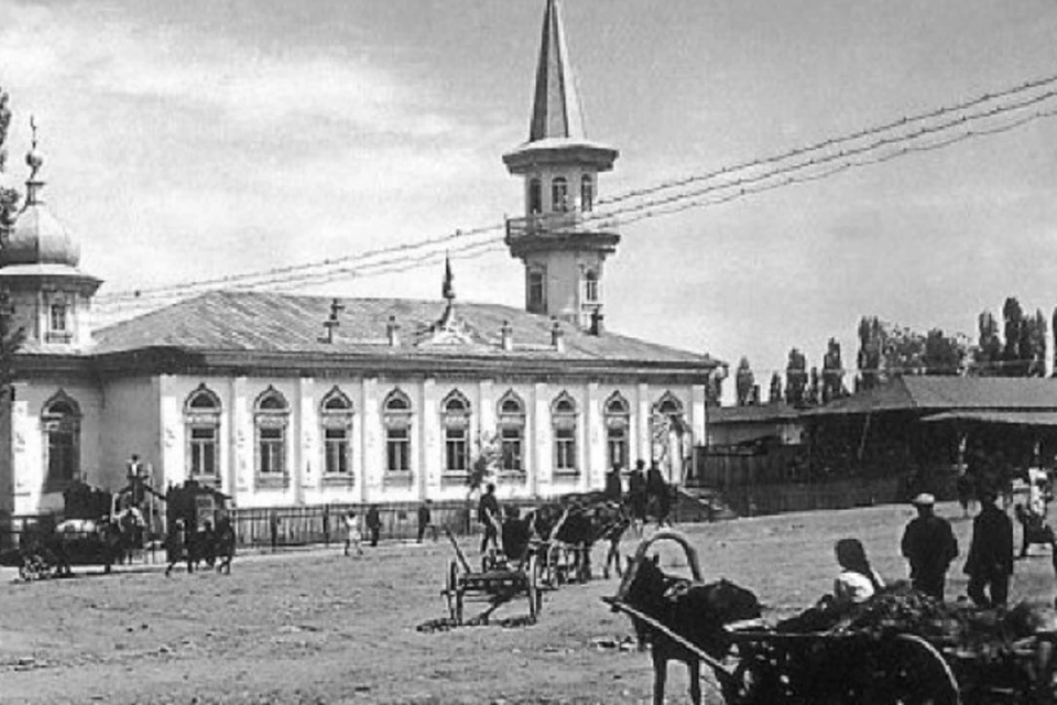 В 1921 году город Верный и Семиреченская область входили в образованную в апреле 1918 года Туркестанскую автономную советскую социалистическую республику.