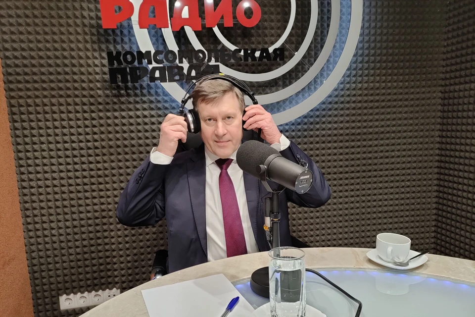 Глава города попросил радиослушателей помочь с идеями для новогодней столицы.