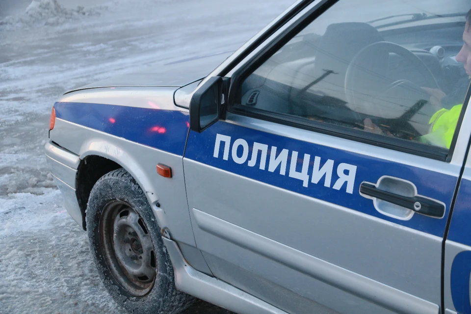 Он кинул гранату в автомобиль полицейских.