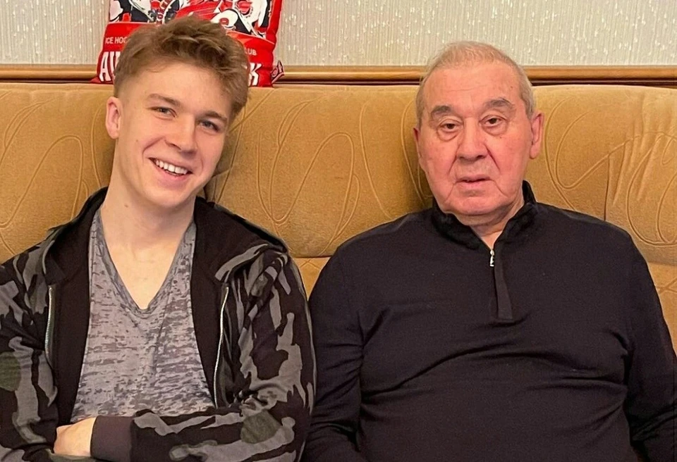 Леонида Полежаева навестил внук.