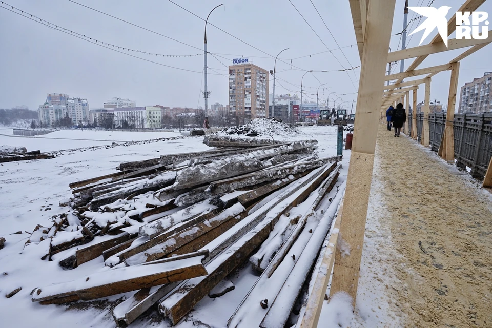 Ремонт вовсю идет, но пешеходы все еще передвигаются по мосту