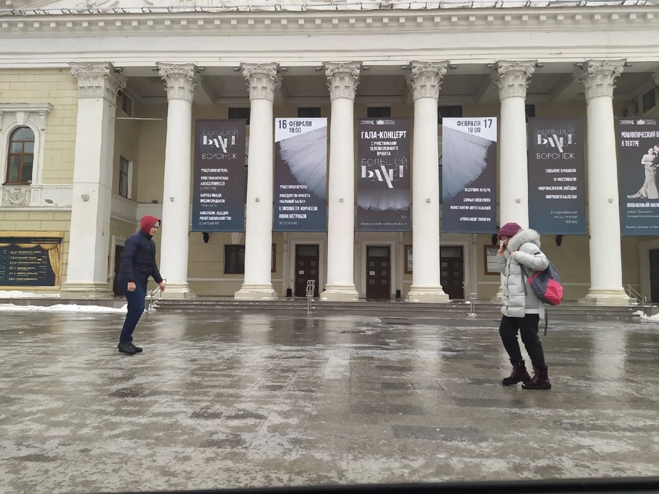 С утра покрытыми льдом оказались даже центральные улицы Воронежа.