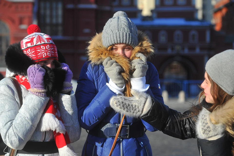 По возможности лучше на улицу не выходить.