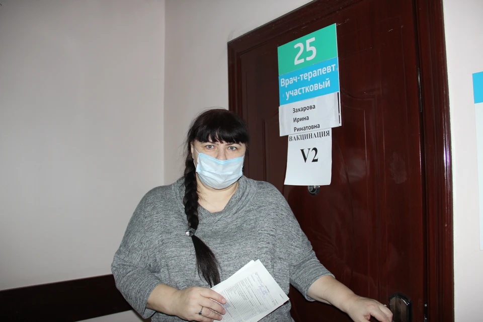 Второй этап вакцинации, по словам нашей коллеги, занял у нашей коллеги час.
