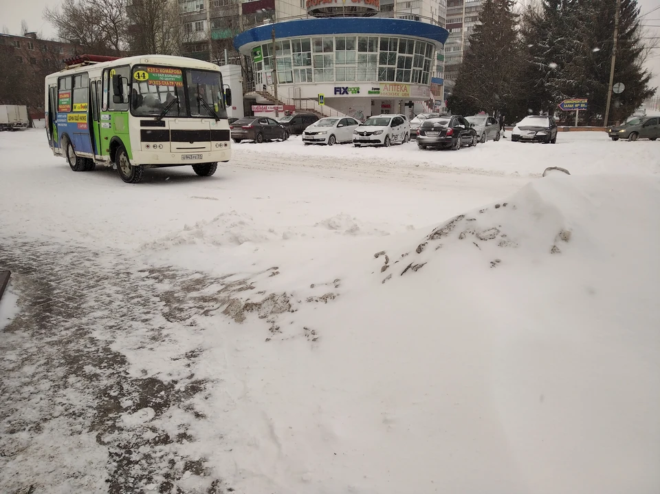 Подходы к остановкам расчищают от гор снега
