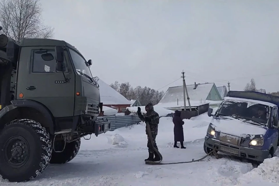 В Новосибирской области военные помогли 10 сибирякам, попавшим в беду на дороге. Фото: пресс-служба ЦВО
