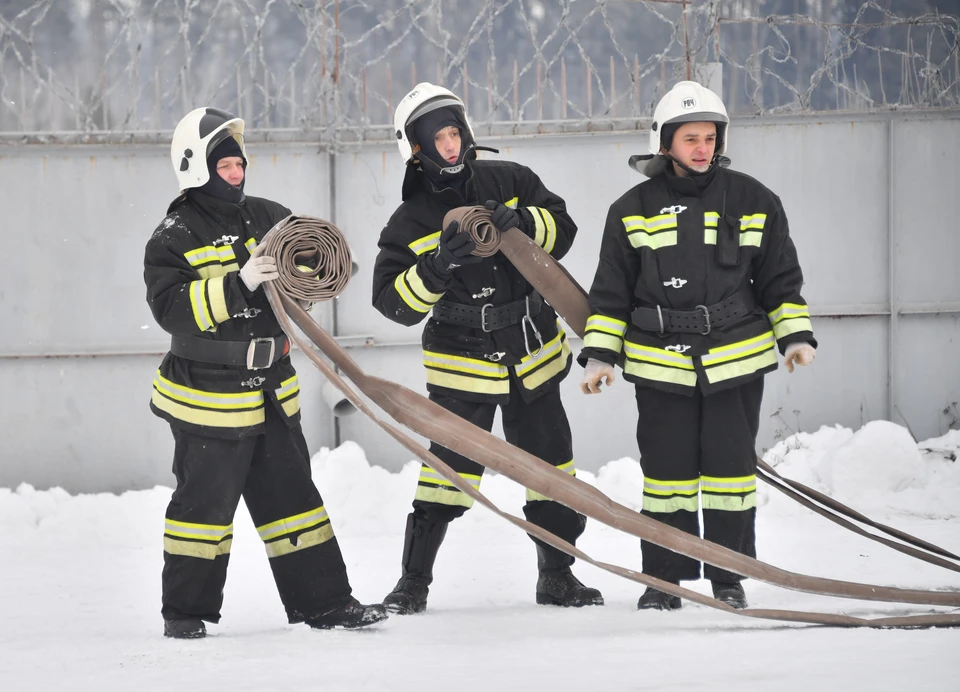 Семь человек госпитализированы после пожара на швейном производстве в Подмосковье.
