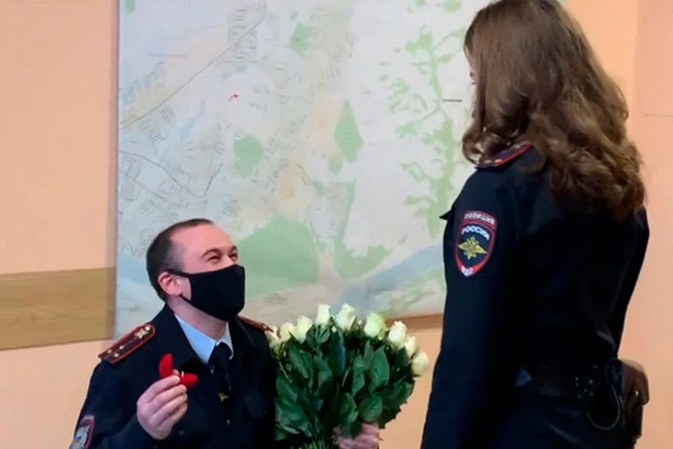 В День всех влюбленных кузбасский полицейский сделал предложение своей возлюбленной. Фото: ГУ МВД России по Кемеровской области