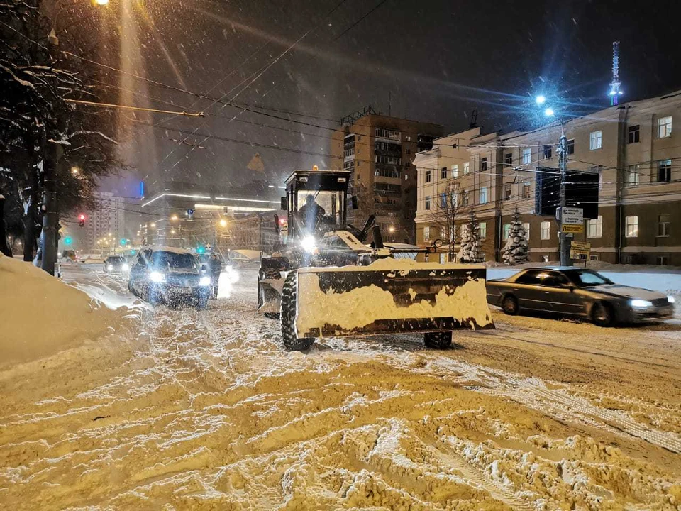 К уборке была привлечена инженерная техника воинской части, дислоцирующейся в Кстовском районе. Фото: Администрация Нижнего Новгорода.