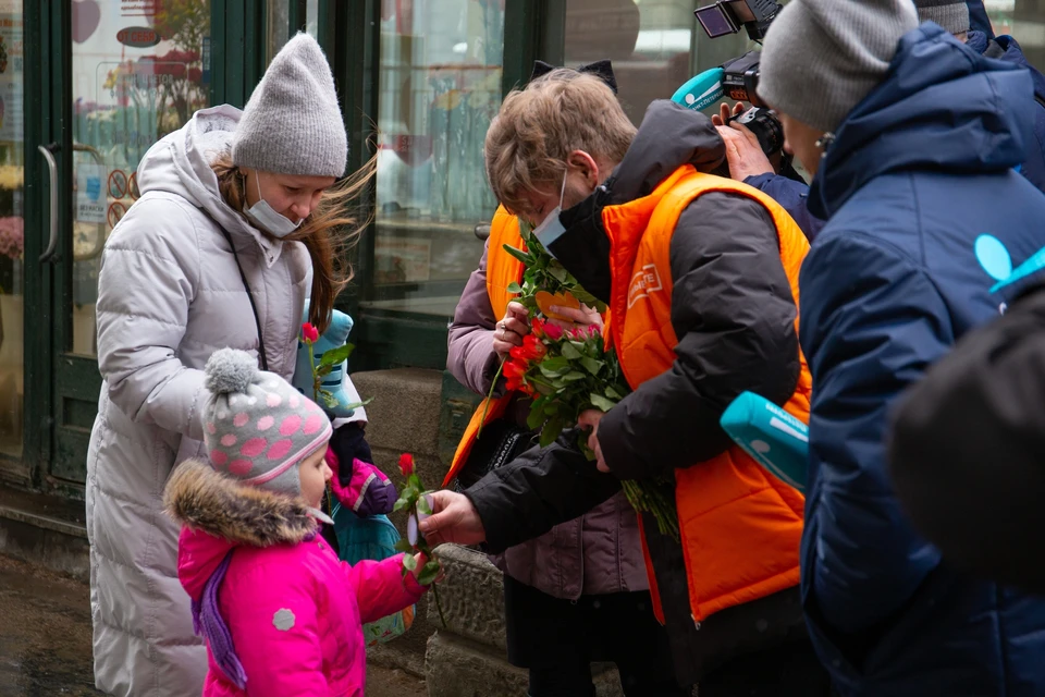 Вместе с цветами горожанам дарили улыбки, приятные слова и валентинки. Фото: Центр городских волонтеров Санкт-Петербурга