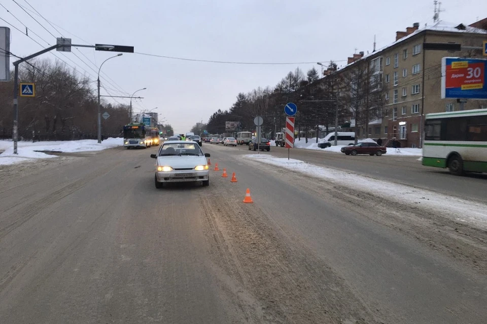 «ВАЗ» сбил женщину на пешеходном переходе. Фото: Госавтоинспекция по Новосибирску.