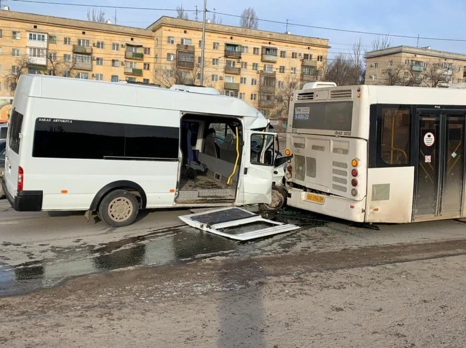Виновником стал водитель маршрутки. Сам пострадал и пассажиров покалечил.