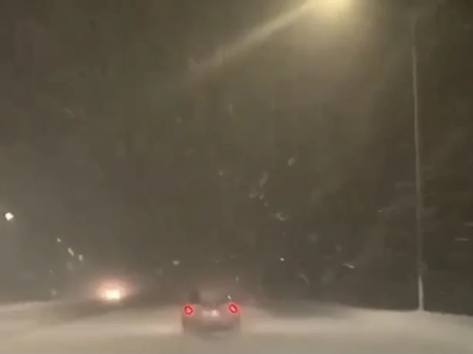 Заснеженная трасса. Скрин из видео: t.me/krd_tipich_ru