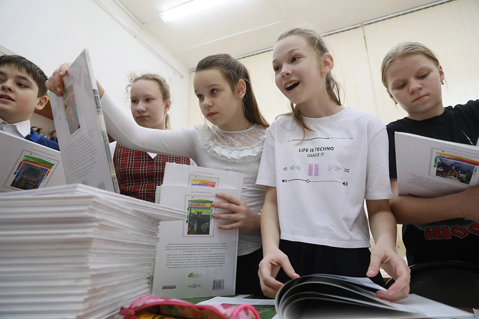 Ученики ачинской детской художественной школы получили в подарок полную коллекцию «Лучшие современные художники»