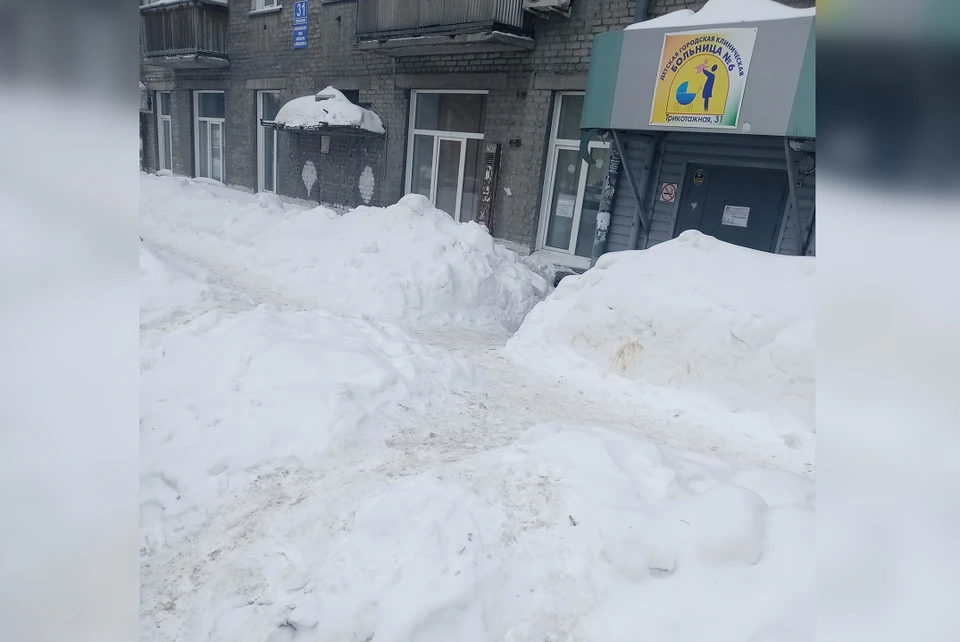 Не чистят снег куда. Там снег. Когда там снег. Сугробы Новоалтайск 2021. Кому пожаловаться на плохую уборку снега.