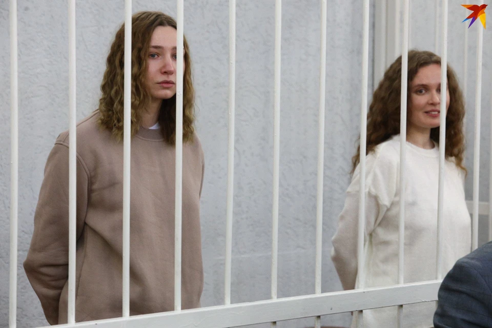 Идет процесс по делу журналисток телеканала "Белсат" Катерины Андреевой и Дарьи Чульцовой.