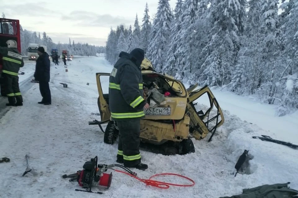 Водитель и пассажиры погибли на месте, не дождавшись приезда скорой помощи. Фото: vk.com/gibddkareliya