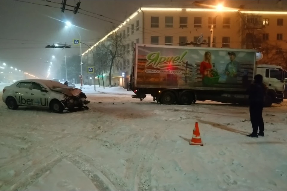 ДТП с участием такси и фуры произошло возле Парка Ангелов в Кемерове
