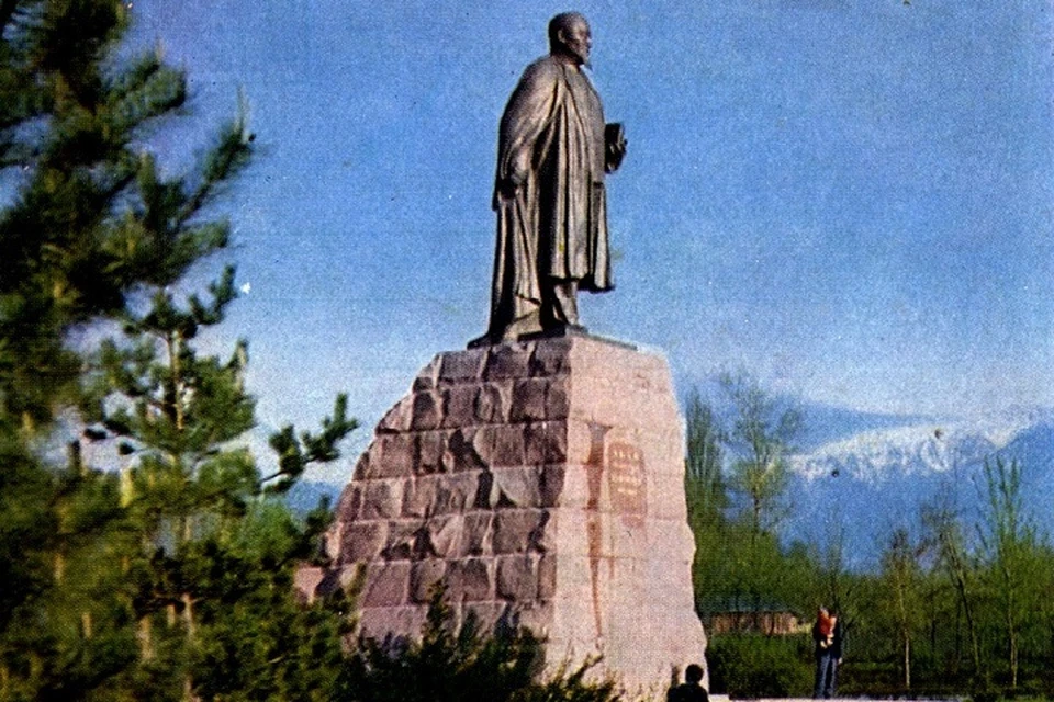 Гармоничным фоном для памятника великому Абаю служили в те времена только величавые горы.