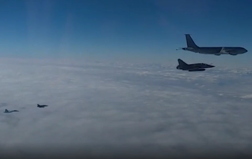 Минобороны показало видео перехвата российскими Су-27 самолетов ВВС Франции. Фото: кадр из видео