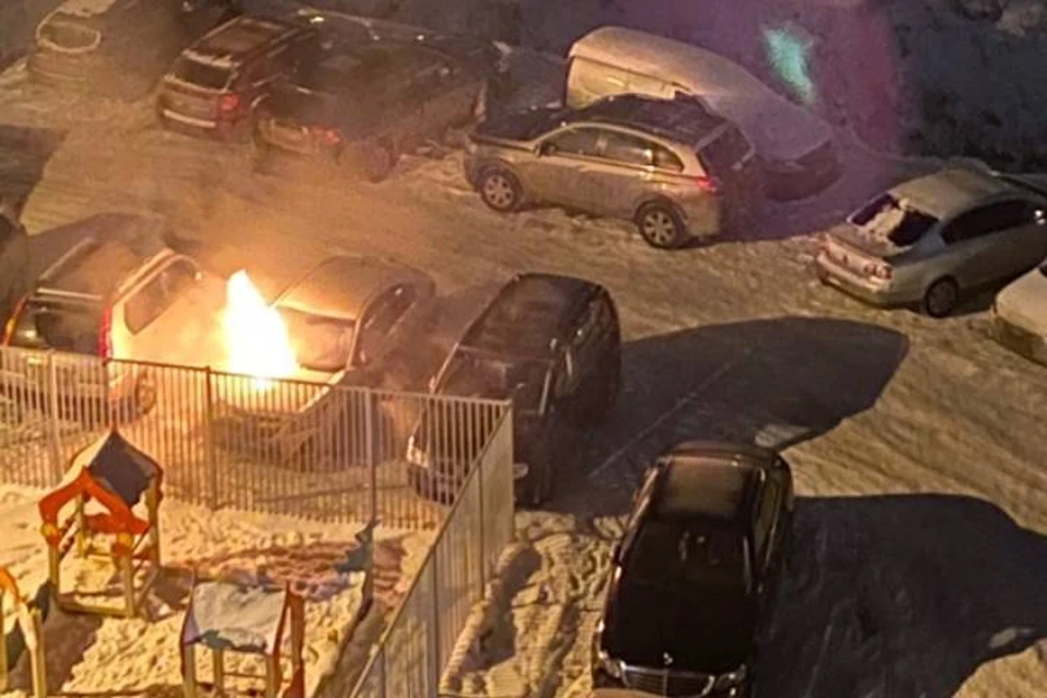 Машина загорелась во дворе в Петербурге, очевидцы сами смогли потушить пожар