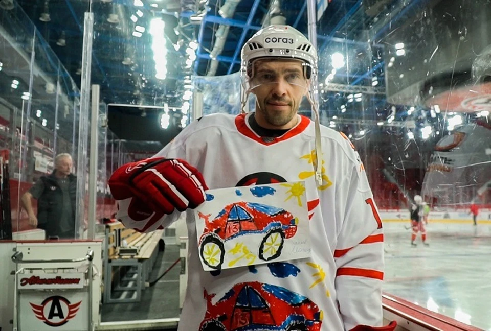 Павел Дацюк помог мальчику в разработки хоккейных свитеров. Фото: предоставлено пресс-службой ХК "Автомобилист"