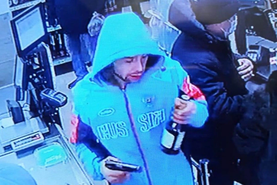 Дворник с пистолетом украл коньяк. Фото: стоп-кадр/ГУ МВД по НСО