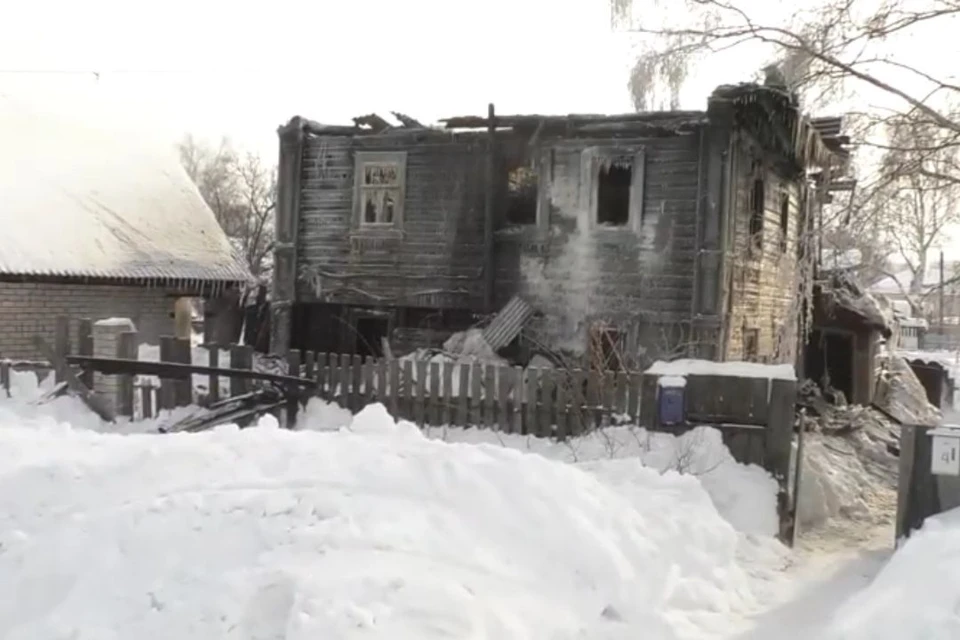 19 февраля в деревянном жилом доме по адресу: ул. Бородулина, 38 произошел крупный пожар. Фото: admkirov.ru