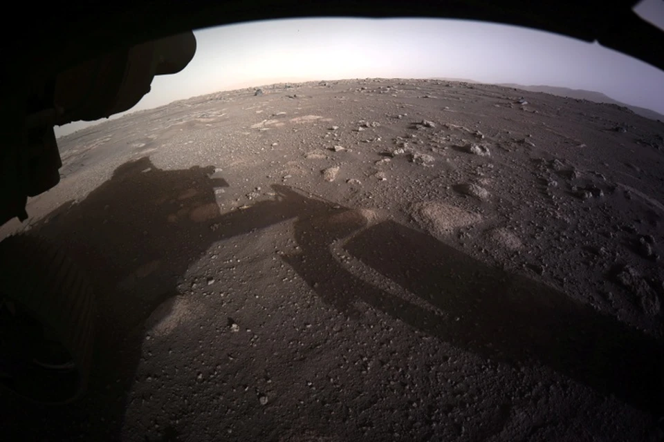 Perseverance, подвешенный на тросах под посадочным модулем в момент спуска на Марс