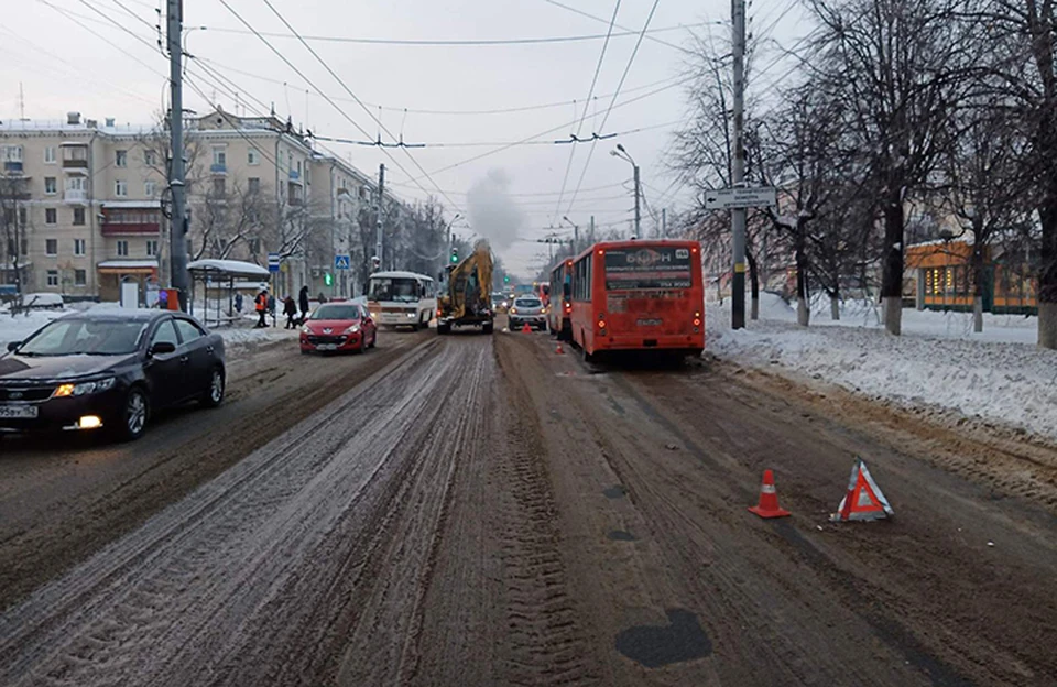 Два пассажирских автобуса и легковушка столкнулись в Нижнем Новгороде.