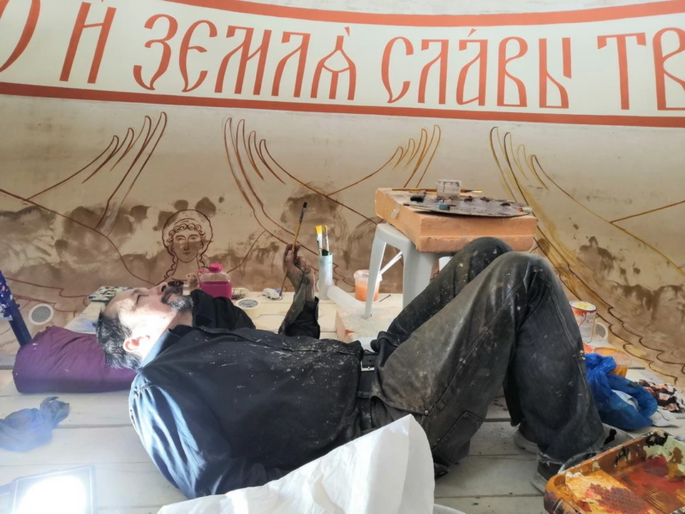 Андрей на лесах. Художник работает лежа.