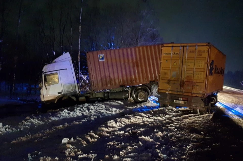ДТП легковушки и фуры унесло жизни двух человек под городом Волхов в Ленобласти. Фото: ГУ МВД России по СПб и ЛО
