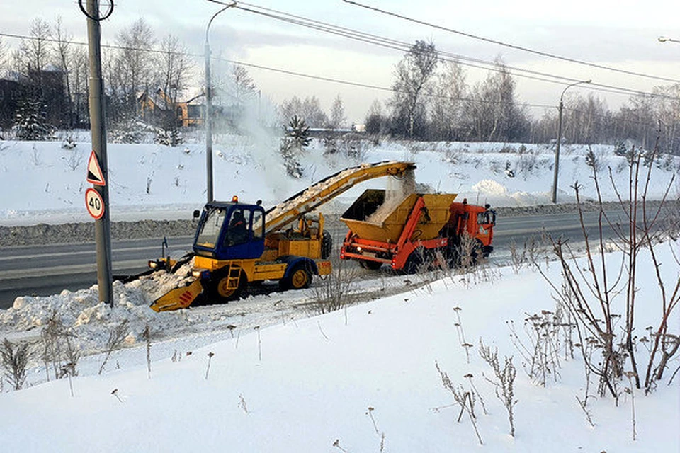 В Томске коммунальщики ударно убирают снег - в городе установились морозы