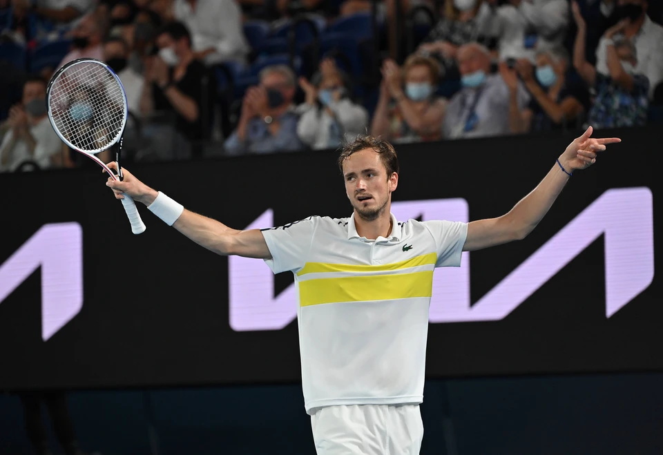 Россиянин Даниил Медведев проиграл в трех сетах в финале Открытого чемпионата Австралии по теннису первой ракетке мира Новаку Джоковичу