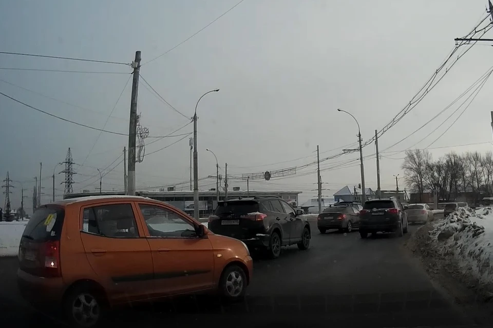 В Липецке у памятника Танкистам пробка: столкнулись Тойота и Хендай