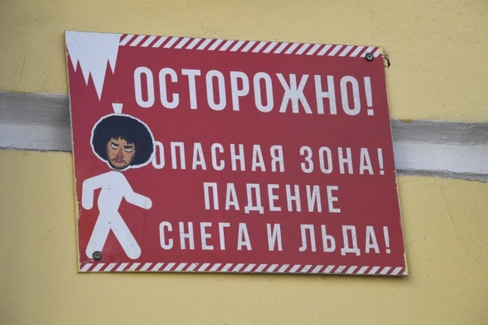 Снег упал на омичей у входа в ТЦ.