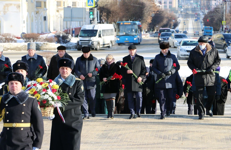В Брянске в День защитника Отечества, 23 февраля, возложили цветы и венки к вечному огню на площади Партизан. Фото: пресс-служба Брянской областной думы.