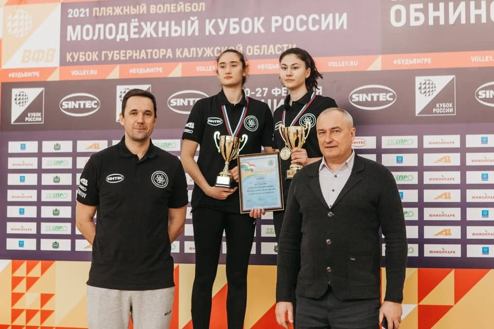 Наградил обнинских девушек министр спорта Калужской области Олег Сердюков