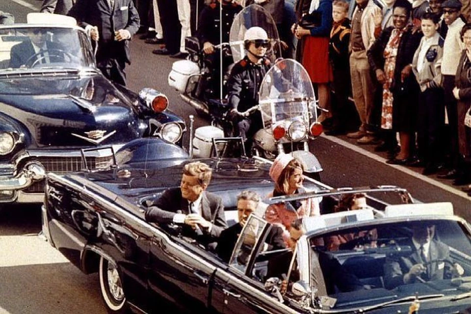 По официальной версии, Джон Кеннеди был убит Ли Харви Освальдом во время поездки в Даллас 23 ноября 1963 года