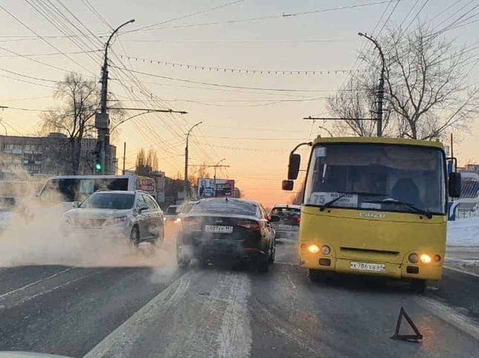 Две маршрутки столкнулись на проспекте 50 лет Октября