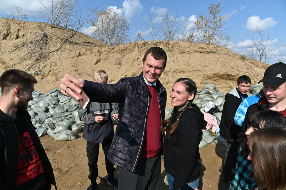 Сентябрь 2020 года, Комсомольск-на-Амуре. Михаил Дегтярев беседует с волонтерами, строящими временную дамбу. Фото: Правительство Хабаровского края