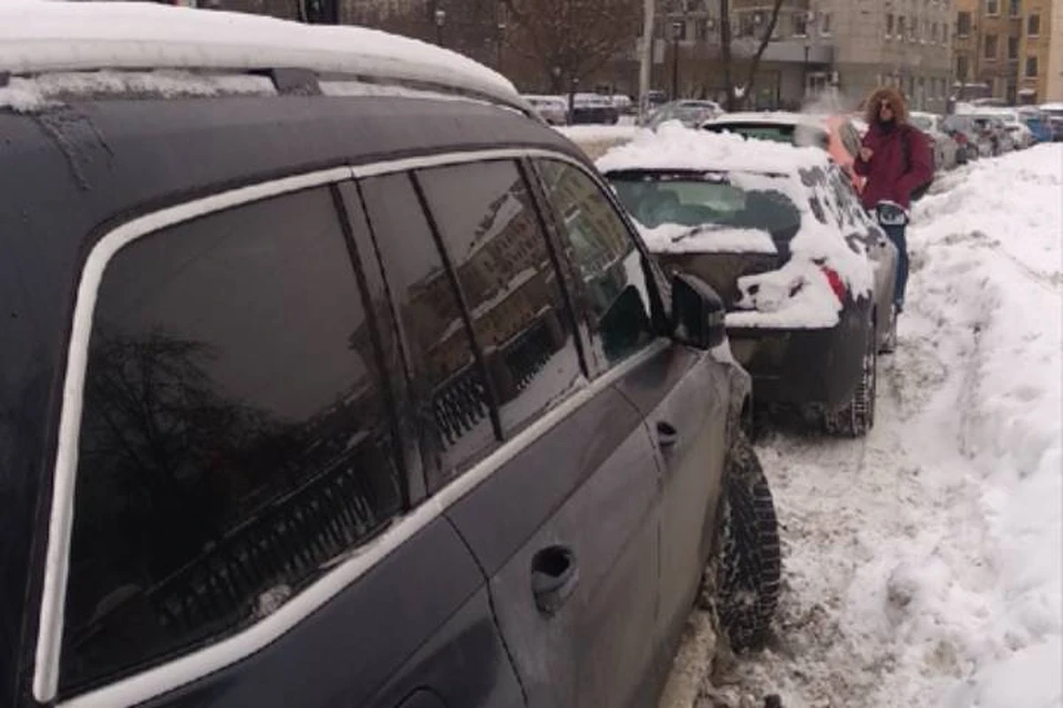 Движение на набережной Карповки встало из-за криво припаркованного автомобиля