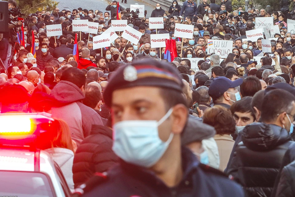 После подписания мирного соглашения по Карабаху, Ереван захлестнула волна митингов с требованием отставки Никола Пашиняна.