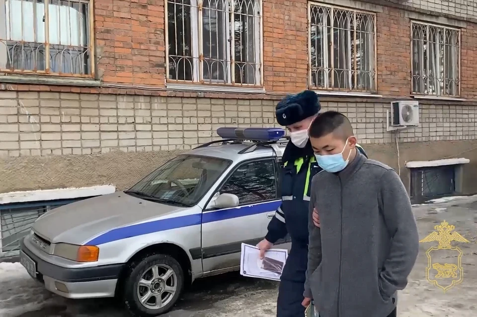 20-летний парень с признаками алкогольного опьянения, не имеющий водительских прав, отказался от прохождения медосвидетельствования на состояние опьянения. Скриншот видео: пресс-служба ОМВД России по городу Артему