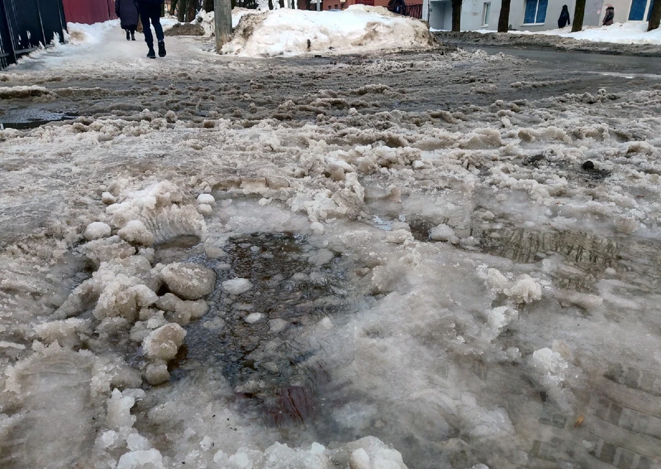 Калужская лужа. Ливны тротуары покрылись льдом. Затопленный двор зима лед. Фото ледяные тротуары. Резкое потепление в горах.