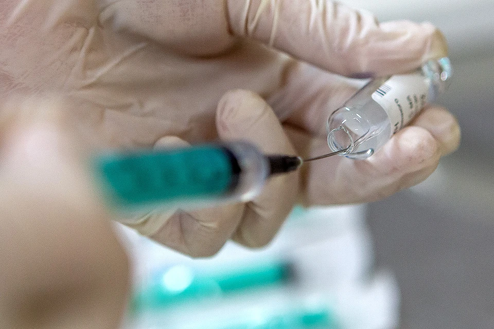 Первым участникам исследования вакцины от коронавируса «Спутник Лайт» сделали прививки.