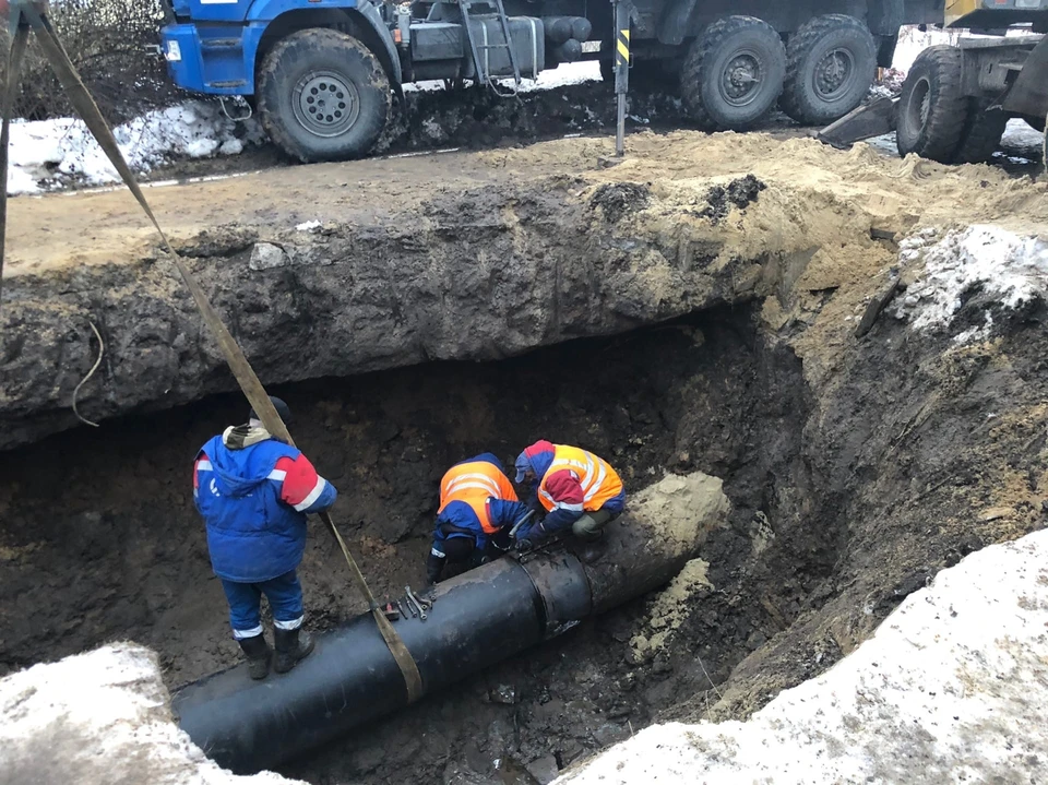 Рабочие заменили поврежденный участок трубы