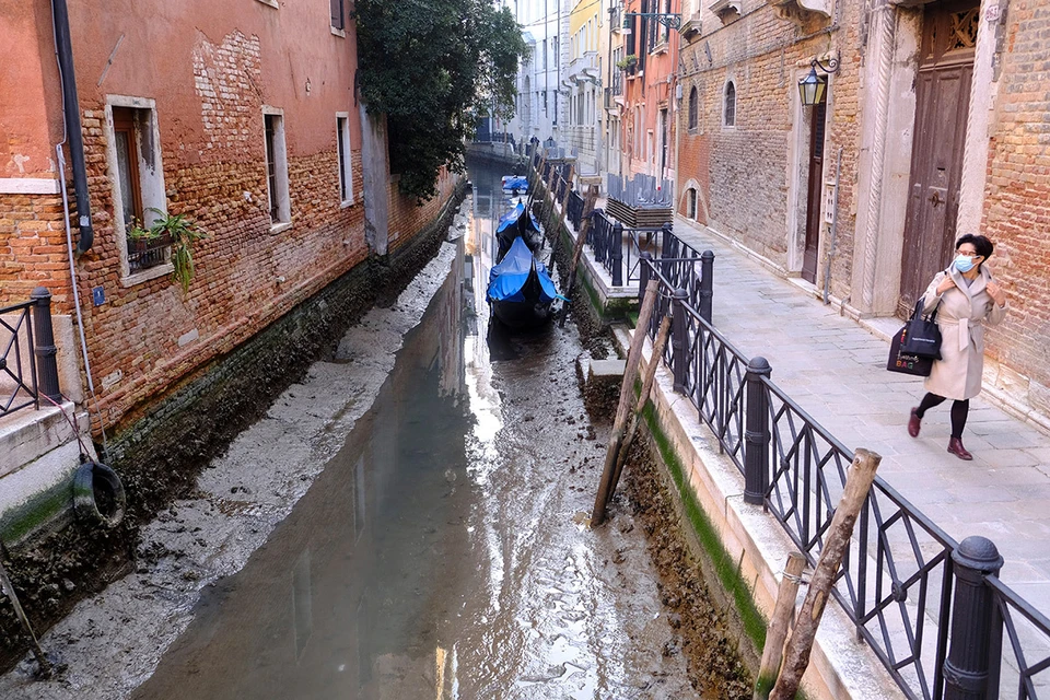 В Венеции пересохли городские каналы.