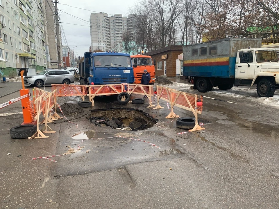 Земля уходит из-под ног: на Вересаева в Туле образовалась огромная дыра в проезжей части