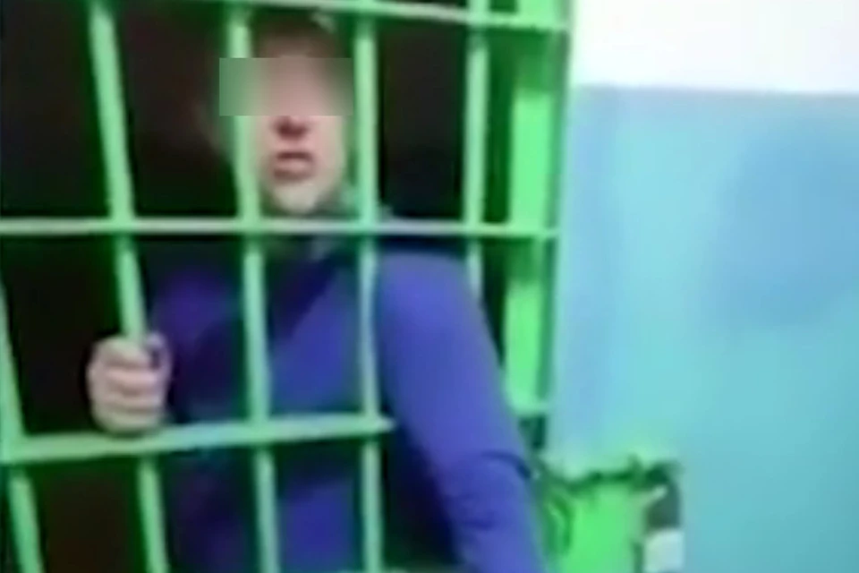 Пьяный дебош устроил в отделении полиции депутат из Иркутской области. Фото: скриншот с видео из телеграмм-канала Svodka38.